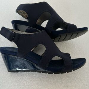 BANDILINO Navy Wedge Sandal
Size 6